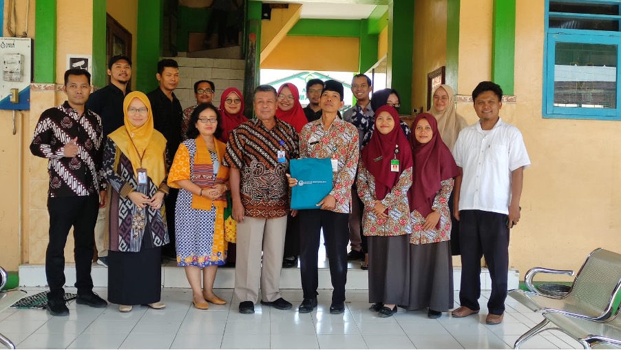 Guru MTS Tawangsari dan Dosen Ilmu Komunikasi UNY berfoto bersama usai acara